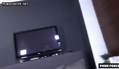 Горячая шлюха соблазняет соседа на жесткий сексующийся сеанс
