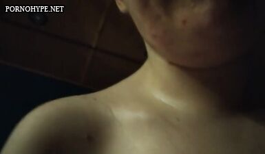 Горячая рыжая красотка шоу с сексуальными игрушками.
