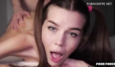 Анальное порно с юной шлюхой: безудержный трах 18-летней задницы!