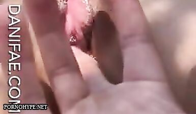 Пылкая Дани Фей жарит свою влажную киску на камеру