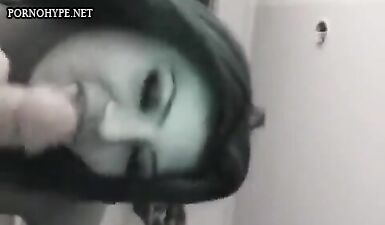 Сексуальная японская массажистка обслуживает клиента своим умелым ртом
