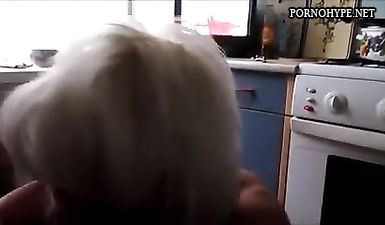 Зрелая русская нимфоманка сосёт хуй на кухне у незнакомого мужика