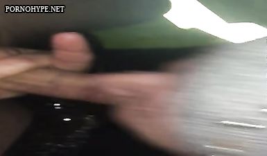 Придорожная проститутка сосёт хуй в машине не снимая шапки