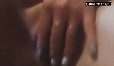 Жадная шлюха дрочит свою мокрую пизду
