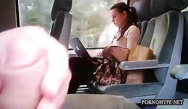 Сосут богатому мажору на улице: жесткий секс с двумя шлюхами