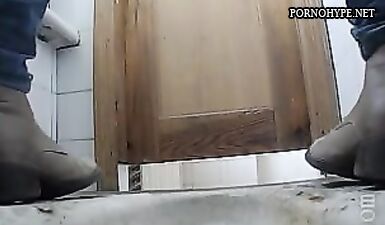 Студентка писает в унитаз и получает неожиданный оргазм