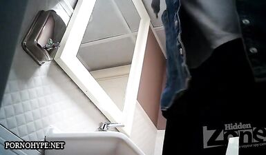 Дрянная девочка на скрытой камере: секретное видео писающей шлюхи!