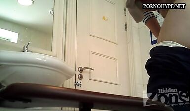Дикая шлюха писает в грязном общественном туалете