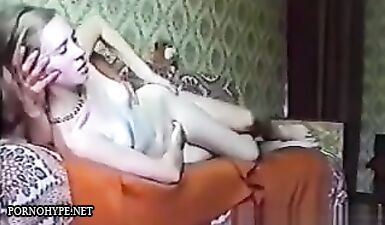 Шлюха на диване: Русская дрянь с маленькими буферами ебется с двумя после прогулки