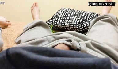 Развратная блондинка умело обслуживает пенис