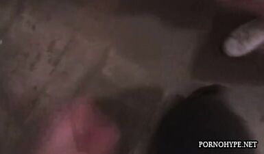 Оральный секс в подъезде: девушка принимает сперму и трахается на толстом члене