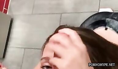 Оральный секс и глотание спермы: горячая шлюха в деле