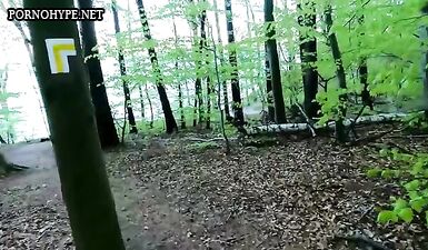 Публичная шлюха с очками готова на отсос и трах в людном месте