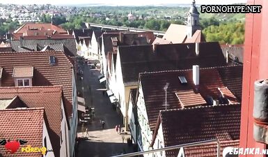 Секс в музее: Пацаны трахают шалаву в домашнем порно!