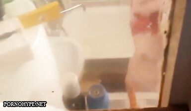 Шпионаж за шлюхой в ванной: скрытая камера фетишного домашнего видео