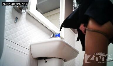 Дикая девка мочится на проститутку в уборной