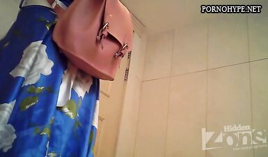 Сучку застали за мочеиспусканием в туалете на скрытую камеру