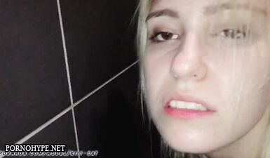 Русская девка трахается с жеребцом в туалете кафе