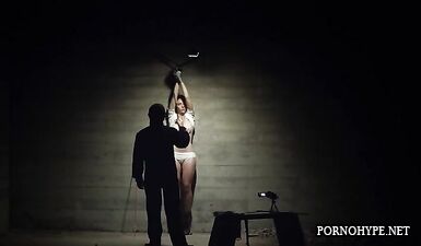Садистская пытка с крепкими щипцами на груди шлюхи Ава Верне