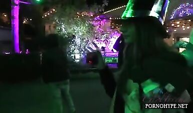 Старый мужик заставил молодую девушку кончить на НГ