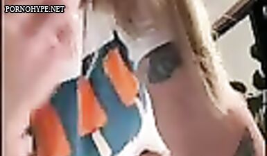 Сестра дрочит и снимает на камеру свою влажную киску