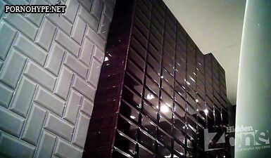 Девочка пописала на камеру в уборной: скрытая съемка