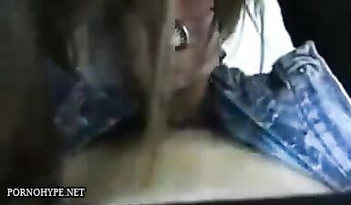 Оральный секс на мобильном: горячая девушка делает минет