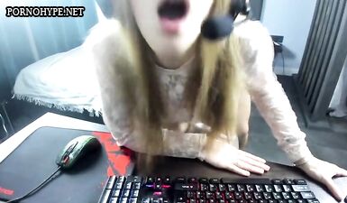 Жесткая ебля стримерши в прямом эфире!