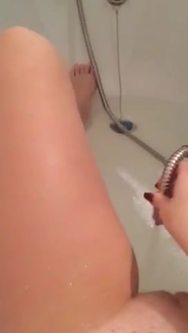 Блондинка мастурбирует струей воды 