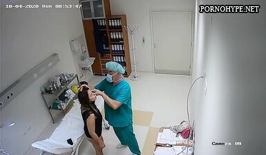 Доктор трахает задницу пациентки на скрытой камере