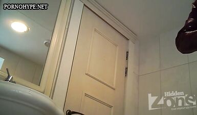 Лесбийский секс в грязном туалете: две шлюхи наслаждаются друг другом