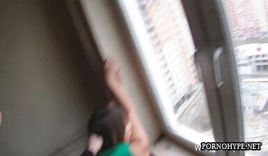 Грубый трах шлюхи на лестничной площадке