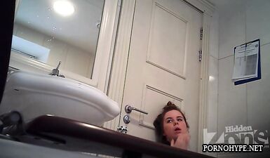Девушка мочится и мастурбирует в общественном туалете