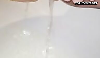 Шлюха мочится в душе