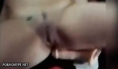 Сексуальная шалунья разрабатывает свою киску огромным дилдо: горячее порно видео!