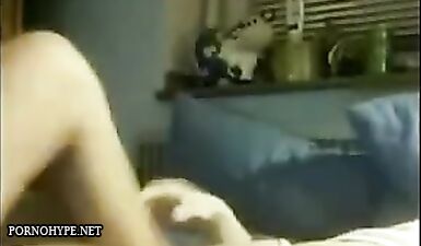 Молодая девочка принимает в рот мужской член