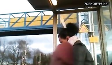 Молодая девочка без груди показывает киску в розовых трусиках