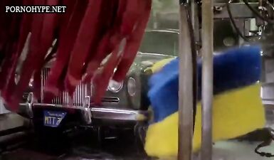 Усач дрочит волосатую пилотку, а лесбы лижут ее соки в старомодном порно