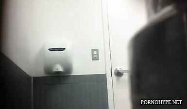 Русская девушка делает минет в общественном туалете