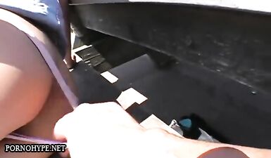 Секс на улице: турист трахнул молодую рыжую девку в позе раком