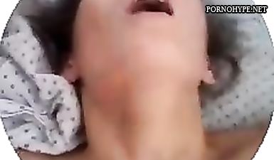 Девка сняла как трахает себя в жопу расческой и получает анальный оргазм