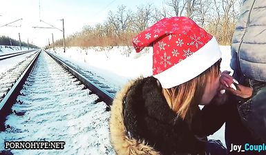 Зимний любительский минет на железной дороге перед идущим поездом