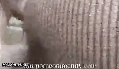 Большая задница шлюхи ждет жесткого траха в позе раком