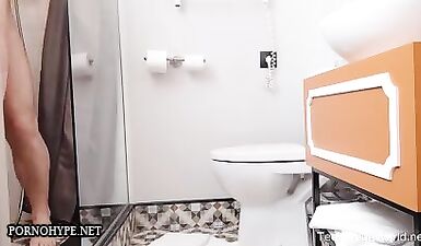 Большегрудая шлюха сосет член до яиц