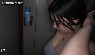 Брюнетка сосет члены жеребцов через дырку в течение часа