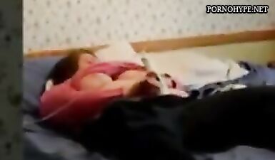 Крупногрудая дамочка стимулирует киску вибратором