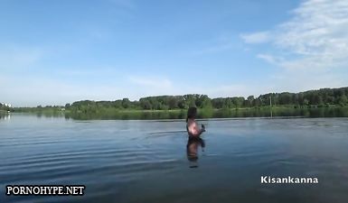 Белобрысая россиянка ласкает пальчиками бритые дырки на берегу озера