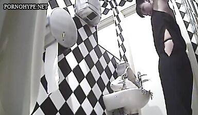 Девушка писает в туалете клуба: скрытая камера