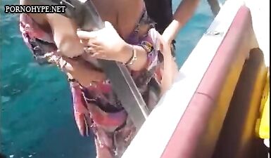 Мужик снимает секс на лодке с шлюхой: хуесос в действии
