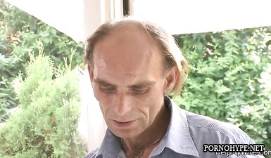 Садовник усаживает жену на цветы: горячий секс под открытым небом